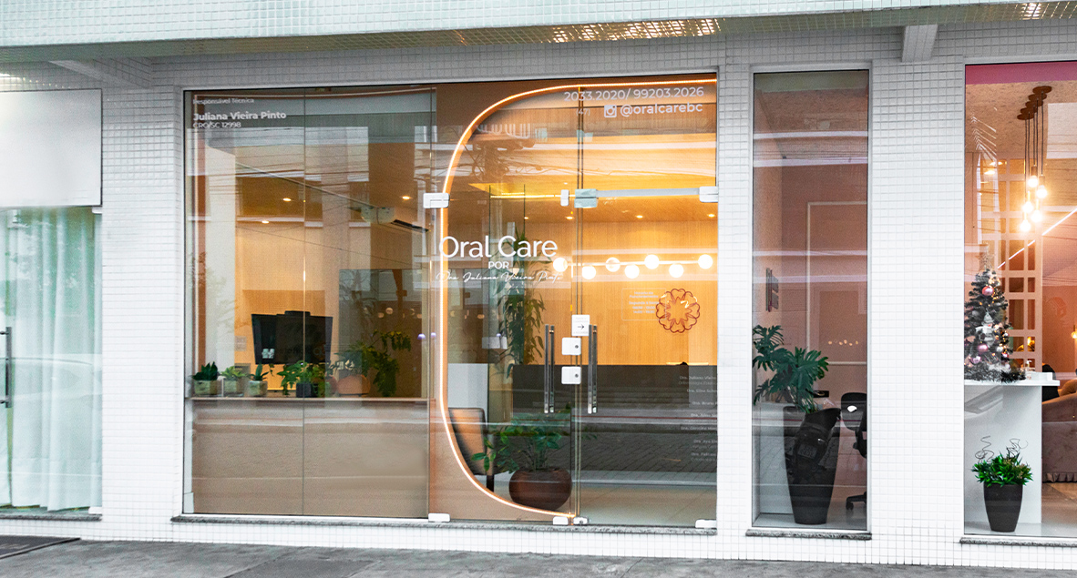 Recepção e ambiente interno da clínica Oral Care